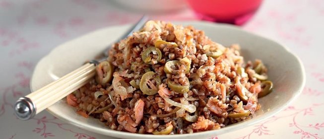 Гречневая каша с лососем и оливковым маслом