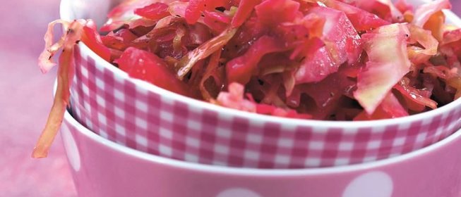 Капуста, тушенная с яблоками