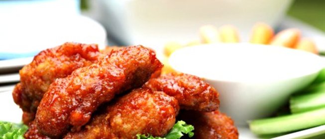 Куриные крылышки с чесноком в томатном соусе