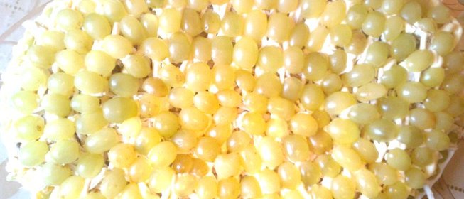 Салат с курицей и сладким виноградом