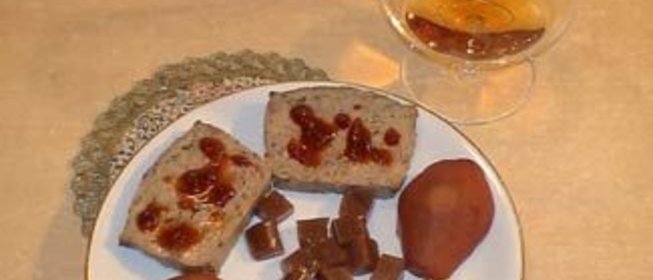 Паштет из индейки с фруктовым гарнитуром и винным желе