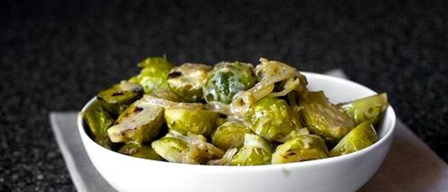 Тушеная брюссельская капуста с вином и луком