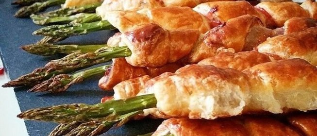 Закуска со спаржей и беконом в слоеном тесте