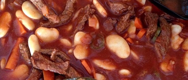 Говядина в томатном соусе с фасолью лима