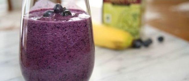 Смузи с зеленым чаем, черникой и бананом