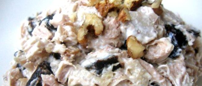 Салат из курицы с черносливом
