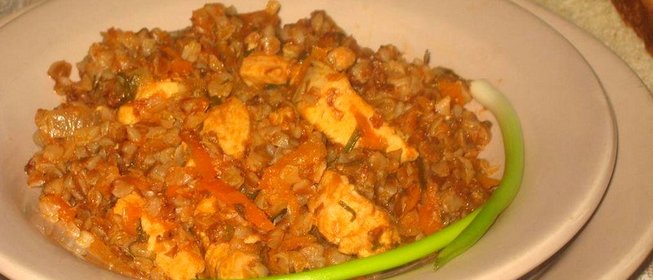 Гречка с куриным филе и овощами в томатном соусе