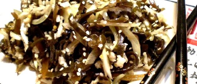 Салат из морской капусты и красной редьки
