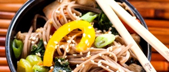 Гречневая лапша с курицей и овощами