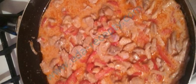 Поджарка свинина тушеная в сметане