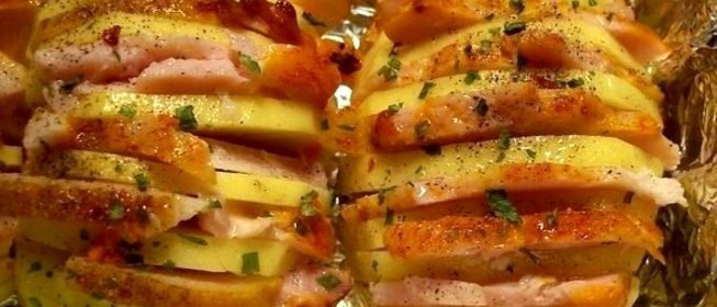 Печеная картошка-гармошка с беконом