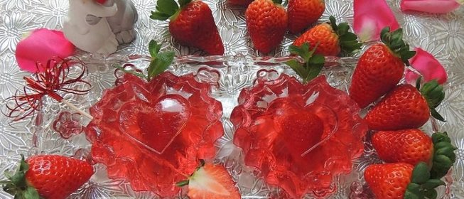 Валентинка из желе с клубникой и стрелой Амура