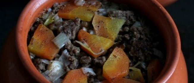 Гречневая каша с фаршем в горшочках