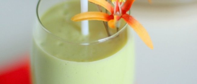 Смузи из авокадо и персика