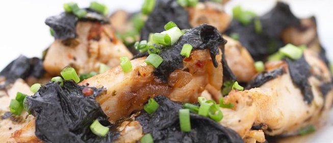 Тушеная морская капуста с курицей