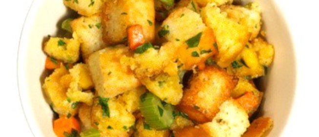 Закуска из сельдерея, моркови и крутонов