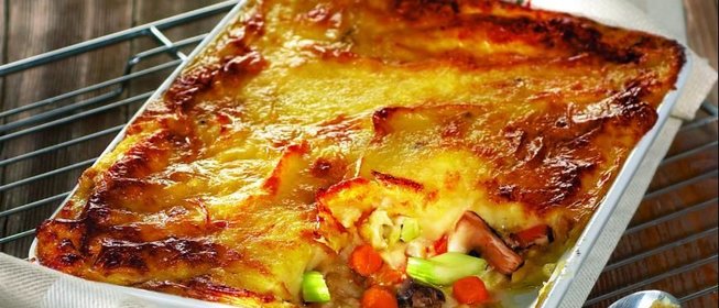 Картофельная запеканка с мясом индейки и клюквенным соусом