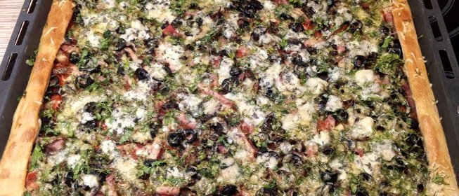 Пицца на бездрожжевом тесте с шампиньонами и голубым сыром