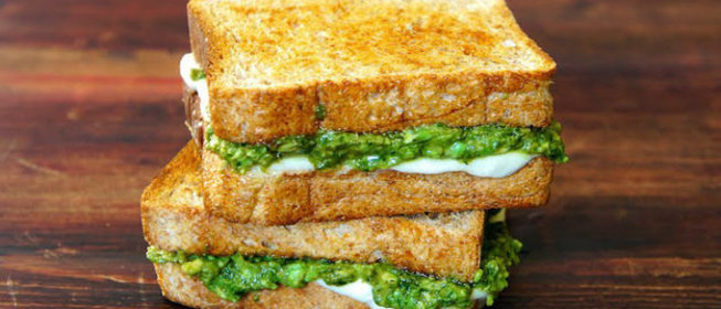 Сэндвич с моцареллой, яйцом и соусом песто