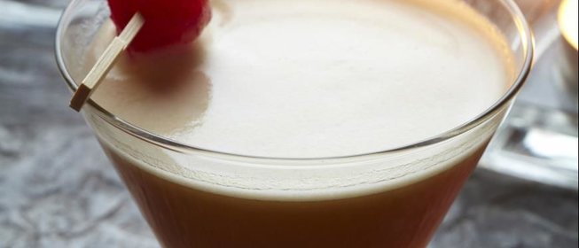 Коктейль Ананасовый Манхэттен с вишенкой из ананаса