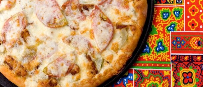 Пицца с помидорами и огурцами