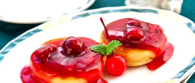 Сырники с вишневым соусом