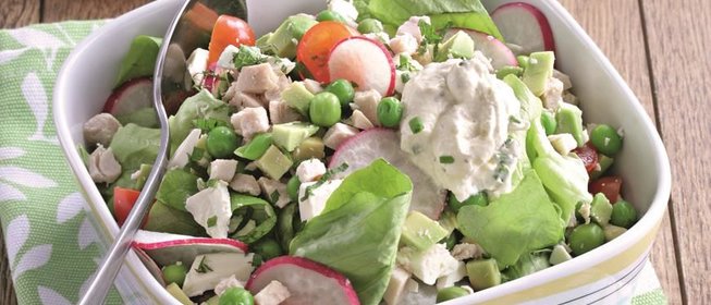 Салат с курицей, зеленым горошком и фетой