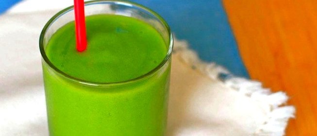 Смузи из брокколи, шпината и фруктов