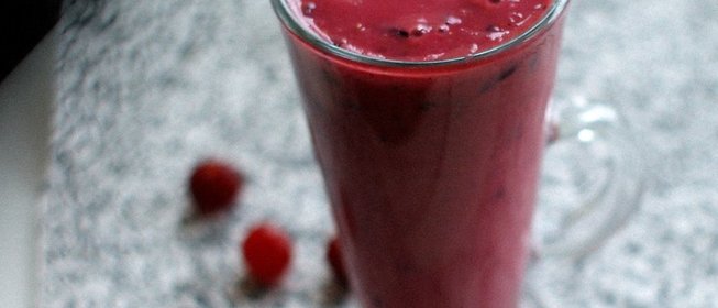 Смузи из свежих ягод с зеленым чаем