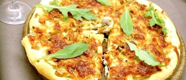 Пицца с луком, шампиньонами и индейкой