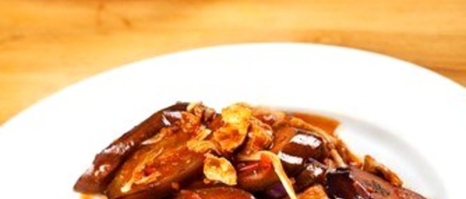 Жареные баклажаны в соевом соусе и мирине с чесноком