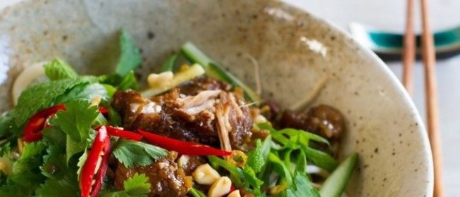 Пикантная свинина с лапшой соба