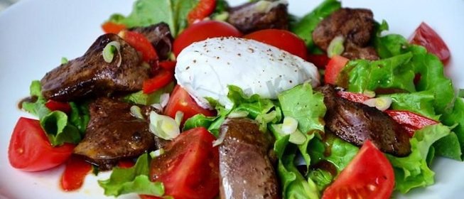 Теплый салат с куриной печенью и яйцом-пашот