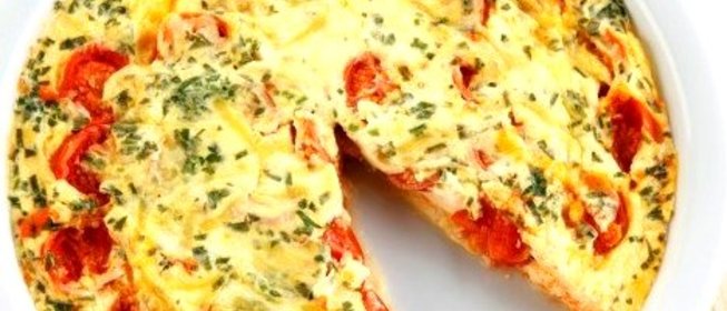 Омлет с помидорами и красным луком