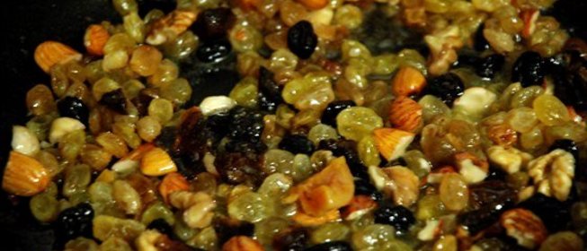 Сладкий плов с сухофруктами и орехами