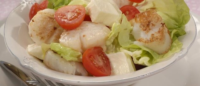 Салат с морскими гребешками