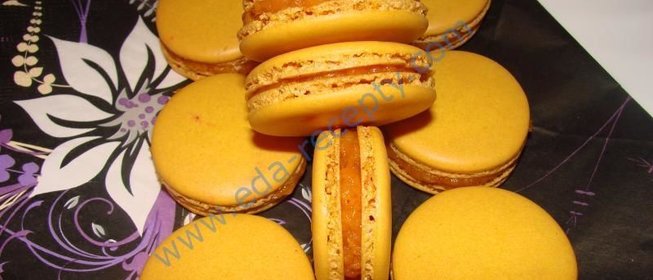 Макаронс с желе из кураги