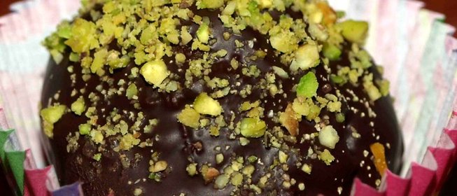 Конфеты из миндальной муки с фисташками и клюквой