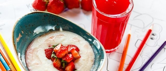 Манная каша со свежей клубникой