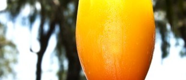 Коктейль из шампанского с апельсиново-ананасовым соком