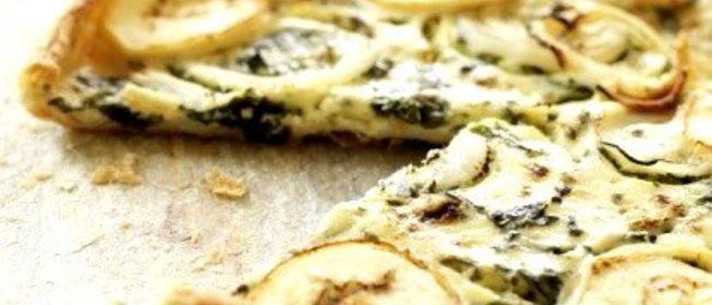 Пицца с утиным мясом, зеленым луком и соусом хойсин