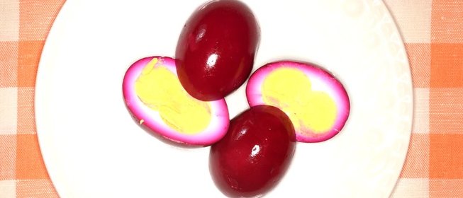 Яйца, маринованные в свекольном соке