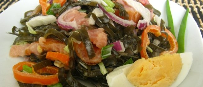 Салат с морской капустой и семгой