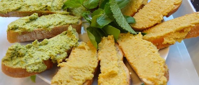 Кростини по‑средиземноморски с нутом и оливками