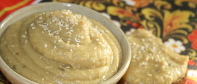 Хумус с лимонным соком, кунжутом и прованскими травами