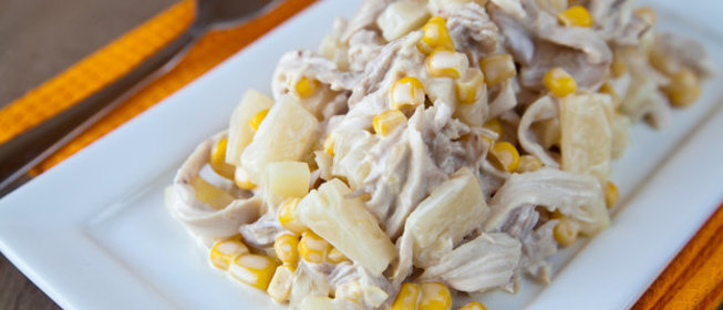 Салат с курицей и ананасами