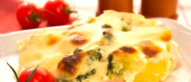 Запеканка с индейкой, брокколи и картофелем под соусом «Бешамель»