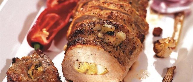 Свинина, фаршированная грушами и киви