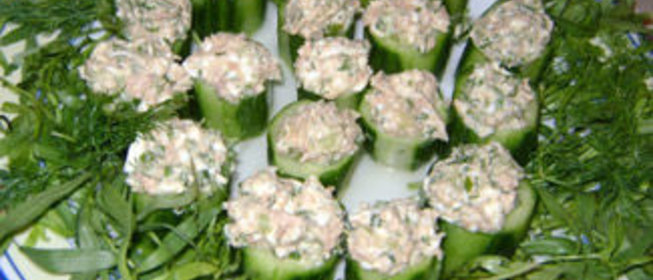 Салат с тунцом в огуречных чашечках