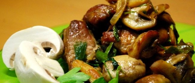 Жареная свинина с грибами